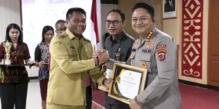 Polda NTT Dapat Penghargaan “Menuju Informatif” dalam Anugerah Keterbukaan Informasi Publik 2025