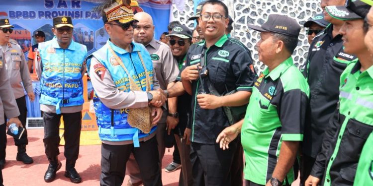 Wakapolri Distribusikan 1.200 Paket Kapolri untuk Mitra Kamtibmas di Papua