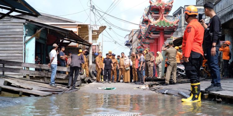 Bupati Kepulauan Meranti Tinjau Lokasi Banjir Rob dan Instruksikan Tindakan Cepat