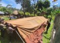 Personel Brimob Polda Papua Dirikan Tenda Darurat di Asotipo
