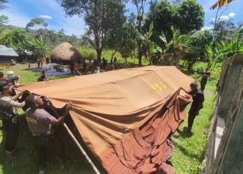 Personel Brimob Polda Papua Dirikan Tenda Darurat di Asotipo