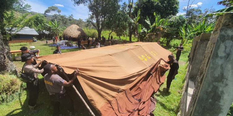 Personel Brimob Polda Papua Dirikan Tenda Darurat di Asotipo