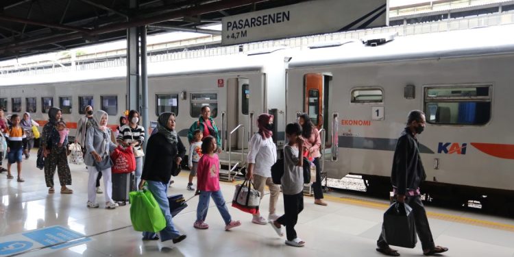 KAI Tingkatkan Layanan Kereta Api Jarak Jauh untuk Libur Akhir Tahun