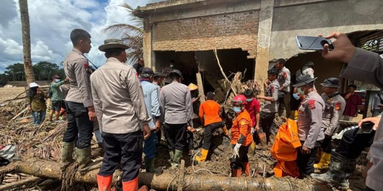 Tim Brimob Polda Riau Lakukan Evakuasi Jenazah di Agam