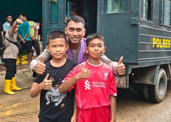Polres Sibolga Berikan Bantuan dan Trauma Healing untuk Korban Banjir dan Longsor