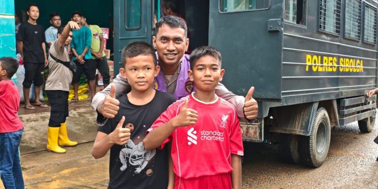 Polres Sibolga Berikan Bantuan dan Trauma Healing untuk Korban Banjir dan Longsor