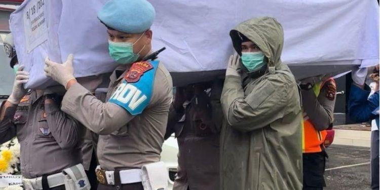 Polda Sumbar Gelar Prosesi Pemakaman 24 Korban Bencana dengan Khidmat