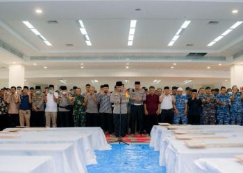Kapolda Sumbar Memimpin Shalat Jenazah untuk 24 Korban Banjir di Masjid Raya