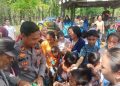 Polisi Distribusikan Bantuan Sembako untuk Pengungsi di Padang Tualang
