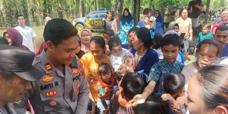 Polisi Distribusikan Bantuan Sembako untuk Pengungsi di Padang Tualang