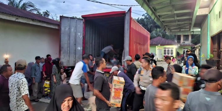 Polres Langkat Distribusikan Bantuan untuk Korban Banjir di Paya Bengkuang