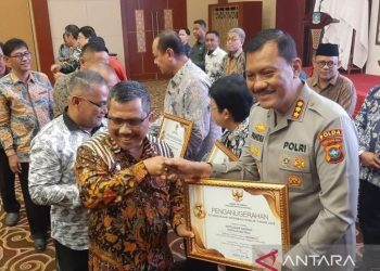 Polda Kepri Dapat Penghargaan Badan Publik Informatif dari Komisi Informasi