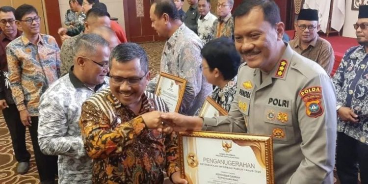 Polda Kepri Dapat Penghargaan Badan Publik Informatif dari Komisi Informasi