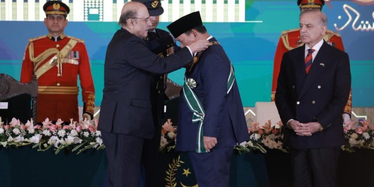 Presiden Pakistan Berikan Penghargaan Nishan-e-Pakistan kepada Prabowo