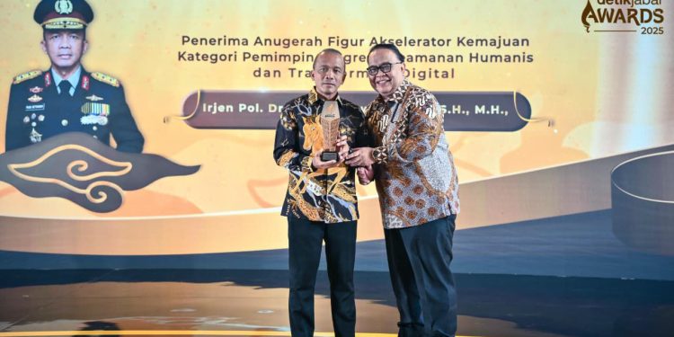 Kapolda Jawa Barat Diganjar Penghargaan atas Inovasi Keamanan Digital