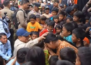 Presiden Prabowo Dorong Anak Korban Banjir di Aceh untuk Tetap Bersemangat