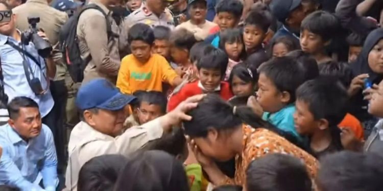Presiden Prabowo Dorong Anak Korban Banjir di Aceh untuk Tetap Bersemangat