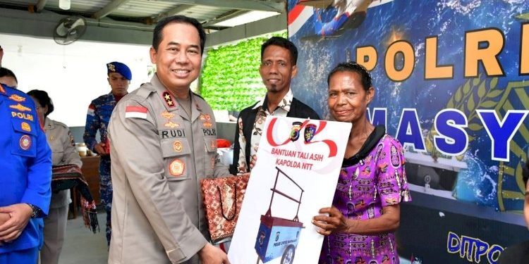 Kapolda NTT Berikan Bantuan Sosial untuk Penyandang Disabilitas di Acara Polri