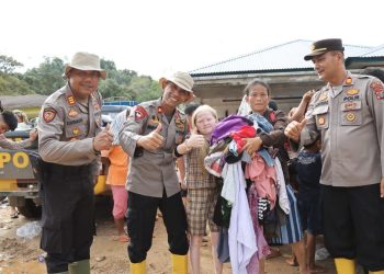 Polres Tapanuli Tengah Salurkan Bantuan Pakaian untuk Korban Banjir