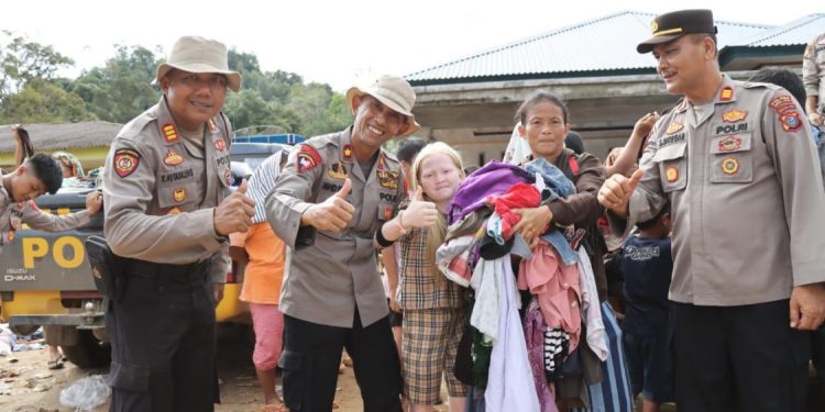 Polres Tapanuli Tengah Salurkan Bantuan Pakaian untuk Korban Banjir