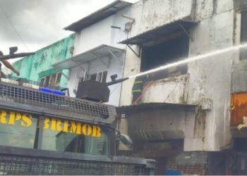 Brimob Polda Maluku Tanggap Atasi Kebakaran di Pasar Mardika