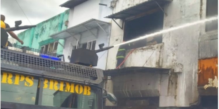 Brimob Polda Maluku Tanggap Atasi Kebakaran di Pasar Mardika