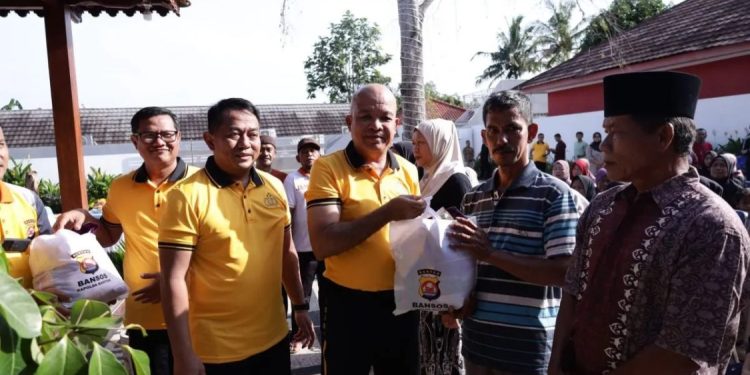 Kepolisian Banten Distribusikan Bantuan Pangan di Serang
