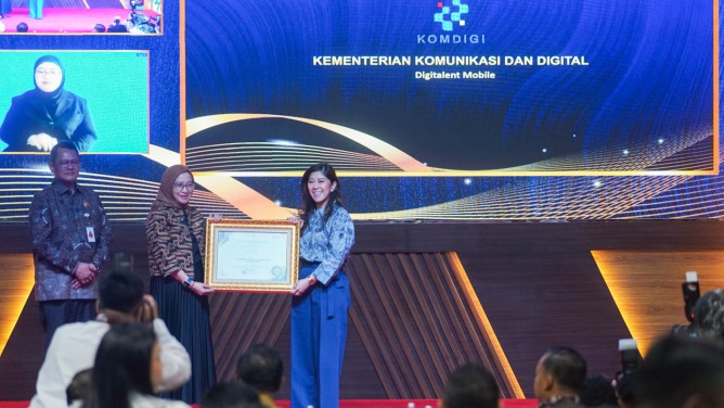Menkomdigi Meutya Hafid Raih Penghargaan Atas Inovasi Layanan Publik Digital