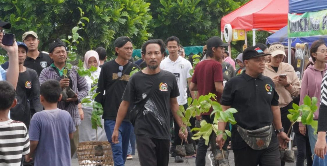 Ratusan Relawan Hijaukan Lereng Sindoro untuk Cegah Bencana