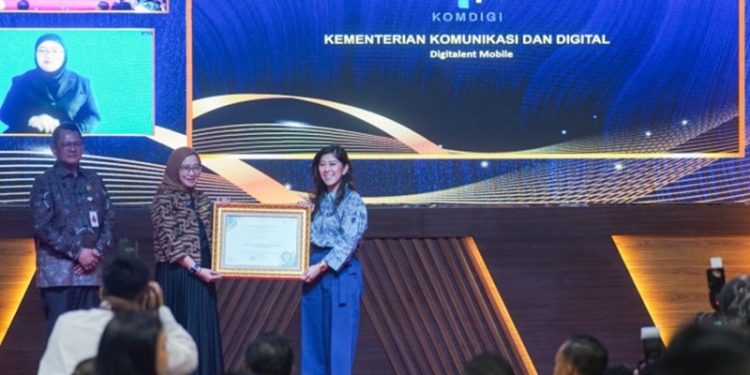 Meutya Hafid Terima Penghargaan Atas Inovasi Layanan Publik Digital