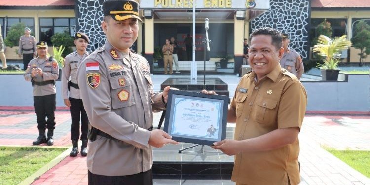 Kolaborasi TNI-Polri dan Warga Bangun Jembatan Darurat di Aceh Singkil