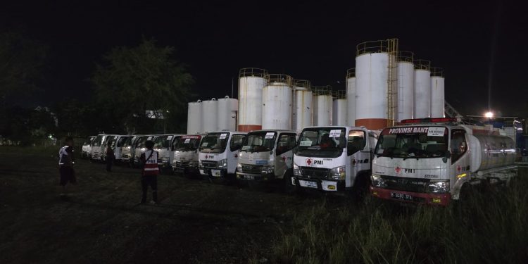 Relawan PMI Jawa Timur Distribusikan Air Bersih di Aceh dan Sumatra