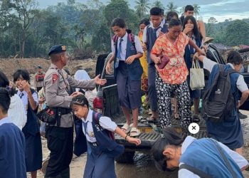 Satbrimob Polda Sumut Bantu Antar Jemput Siswa di Tapanuli Selatan Pasca Bencana