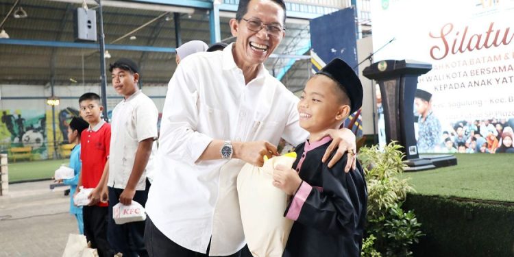 Wali Kota Batam Distribusikan Bantuan Sembako kepada Anak Yatim