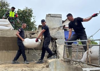 Brimob Polda Aceh Gunakan Jembatan Sling Baja untuk Distribusi Bantuan di Bireuen