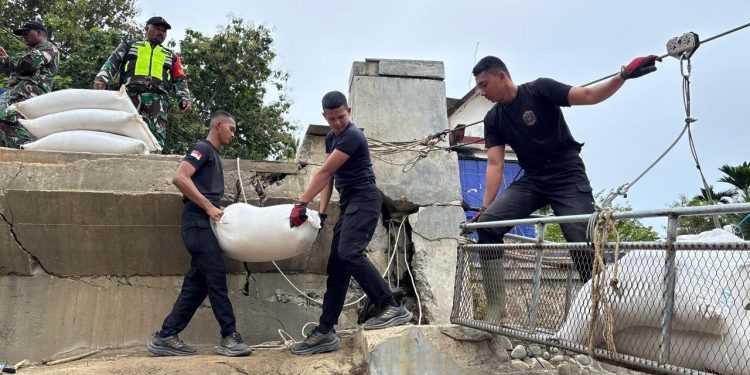 Brimob Polda Aceh Gunakan Jembatan Sling Baja untuk Distribusi Bantuan di Bireuen