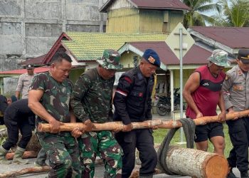 Kolaborasi TNI, Polri, dan Warga Bangun Jembatan Darurat di Aceh Singkil