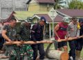 Polda Aceh dan TNI Bersama Warga Bangun Jembatan Darurat di Aceh Singkil