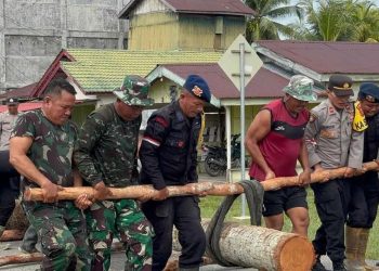Polda Aceh dan TNI Bersama Warga Bangun Jembatan Darurat di Aceh Singkil