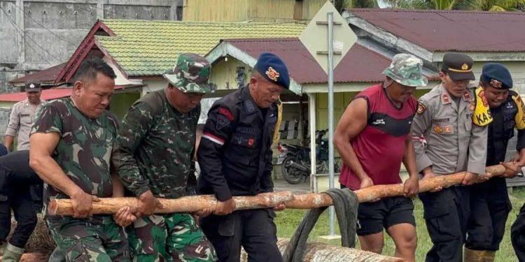 Polda Aceh dan TNI Bersama Warga Bangun Jembatan Darurat di Aceh Singkil