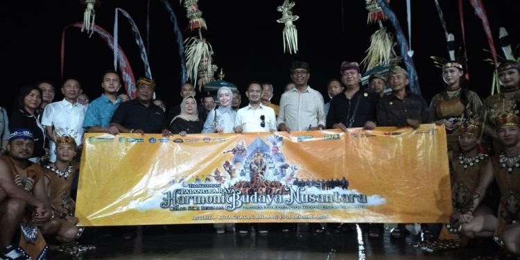 Kolaborasi Tari Dayak dan Kecak di Bali Menarik Perhatian Wisatawan