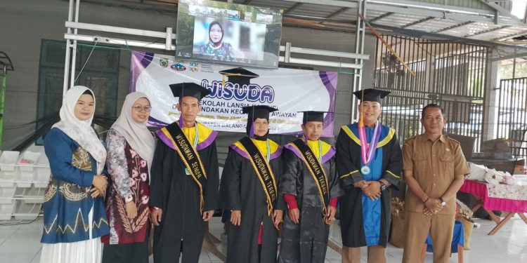 Dua Puluh Lansia di Desa Tundakan Selesaikan Pendidikan di Sekolah Lansia SIDAYA