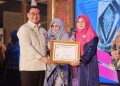 Afni Zulkifli Terima Penghargaan Anugerah Baiduri 2025 sebagai Bupati Perempuan Pertama di Siak