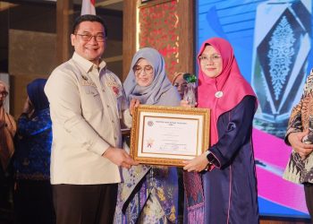 Afni Zulkifli Terima Penghargaan Anugerah Baiduri 2025 sebagai Bupati Perempuan Pertama di Siak