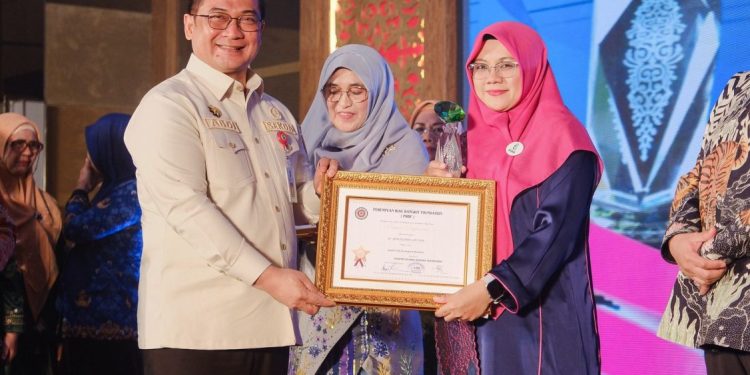 Afni Zulkifli Terima Penghargaan Anugerah Baiduri 2025 sebagai Bupati Perempuan Pertama di Siak