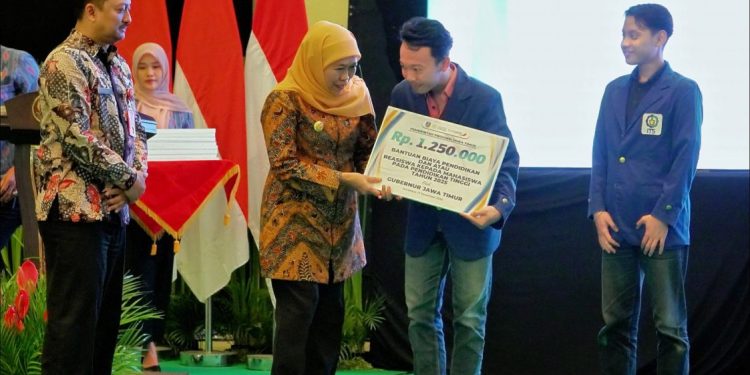 Pemprov Jawa Timur Berikan Beasiswa kepada 141 Mahasiswa