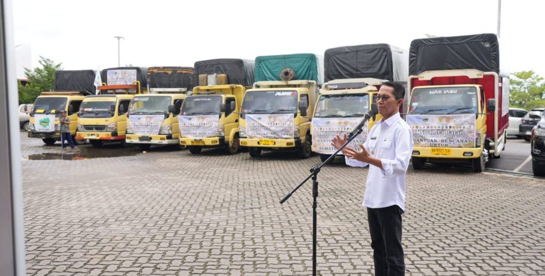 Amsakar Achmad Kirim Bantuan Sembako ke Sumatera Barat