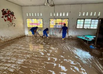 Polri Lakukan Pembersihan Sekolah Terdampak Lumpur di Padang Pariaman