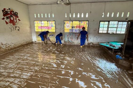 Polri Lakukan Pembersihan Sekolah Terdampak Lumpur di Padang Pariaman