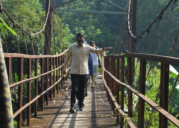 Wakil Bupati Batang Tinjau Perbaikan Jembatan Gantung Si Guo